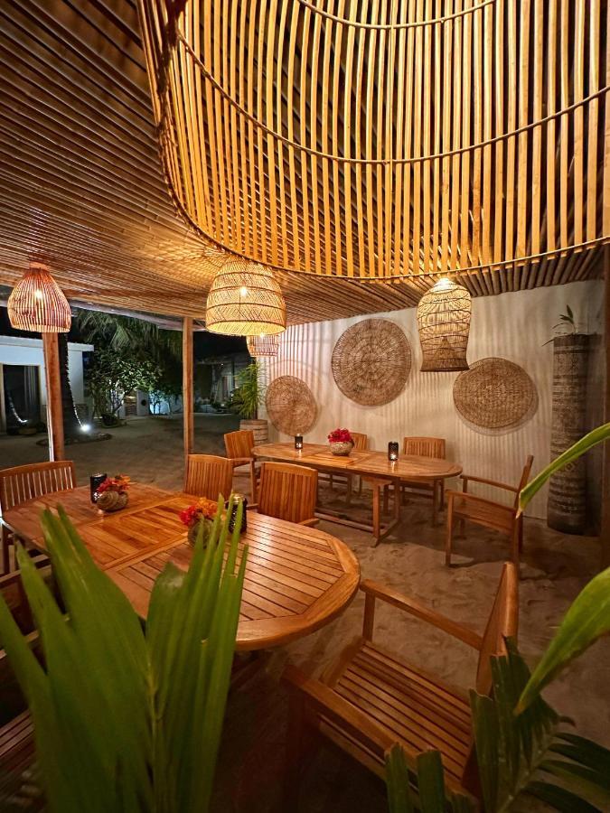 Met House Hotel Thulusdhoo Exterior photo
