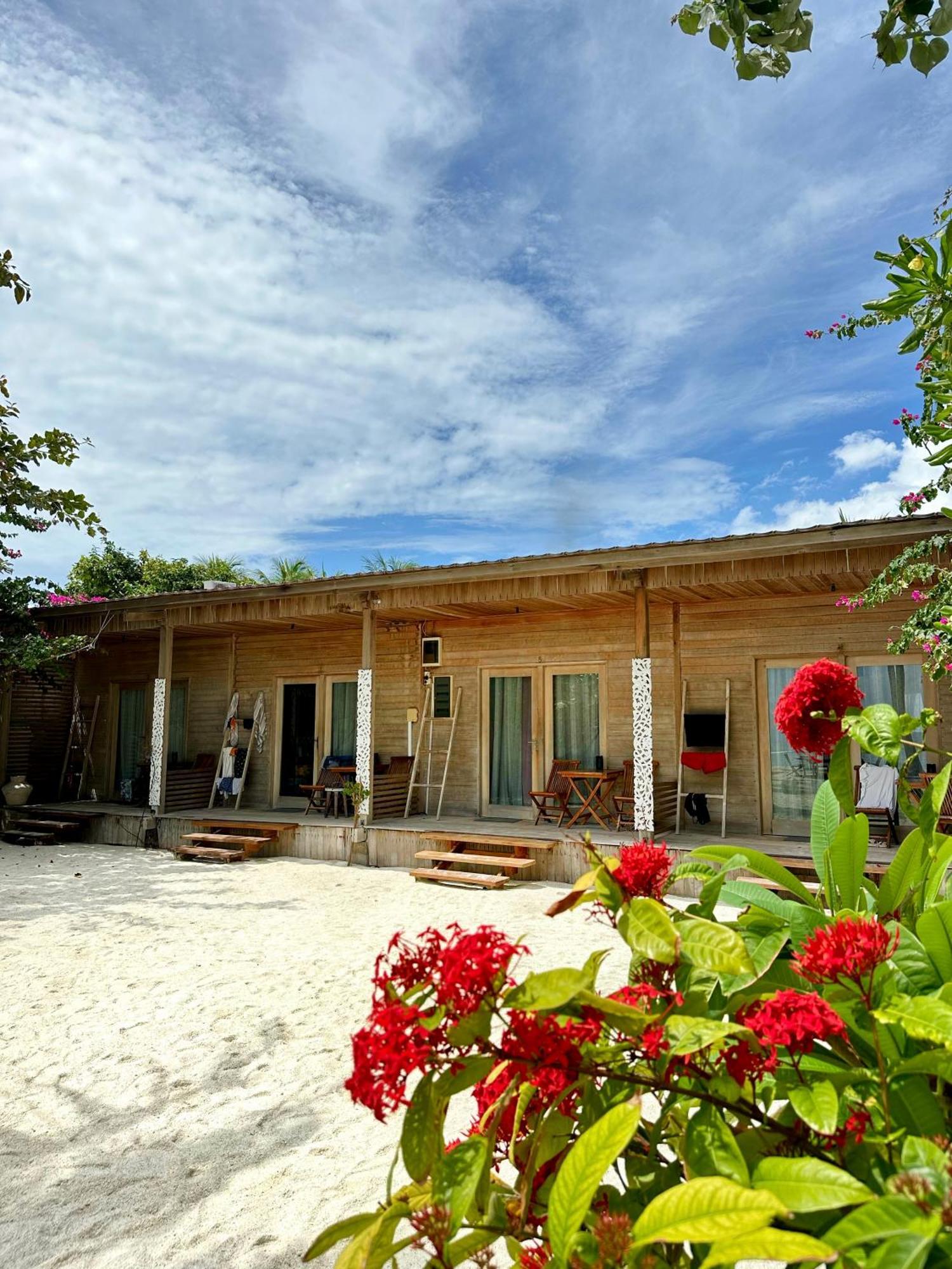 Met House Hotel Thulusdhoo Exterior photo