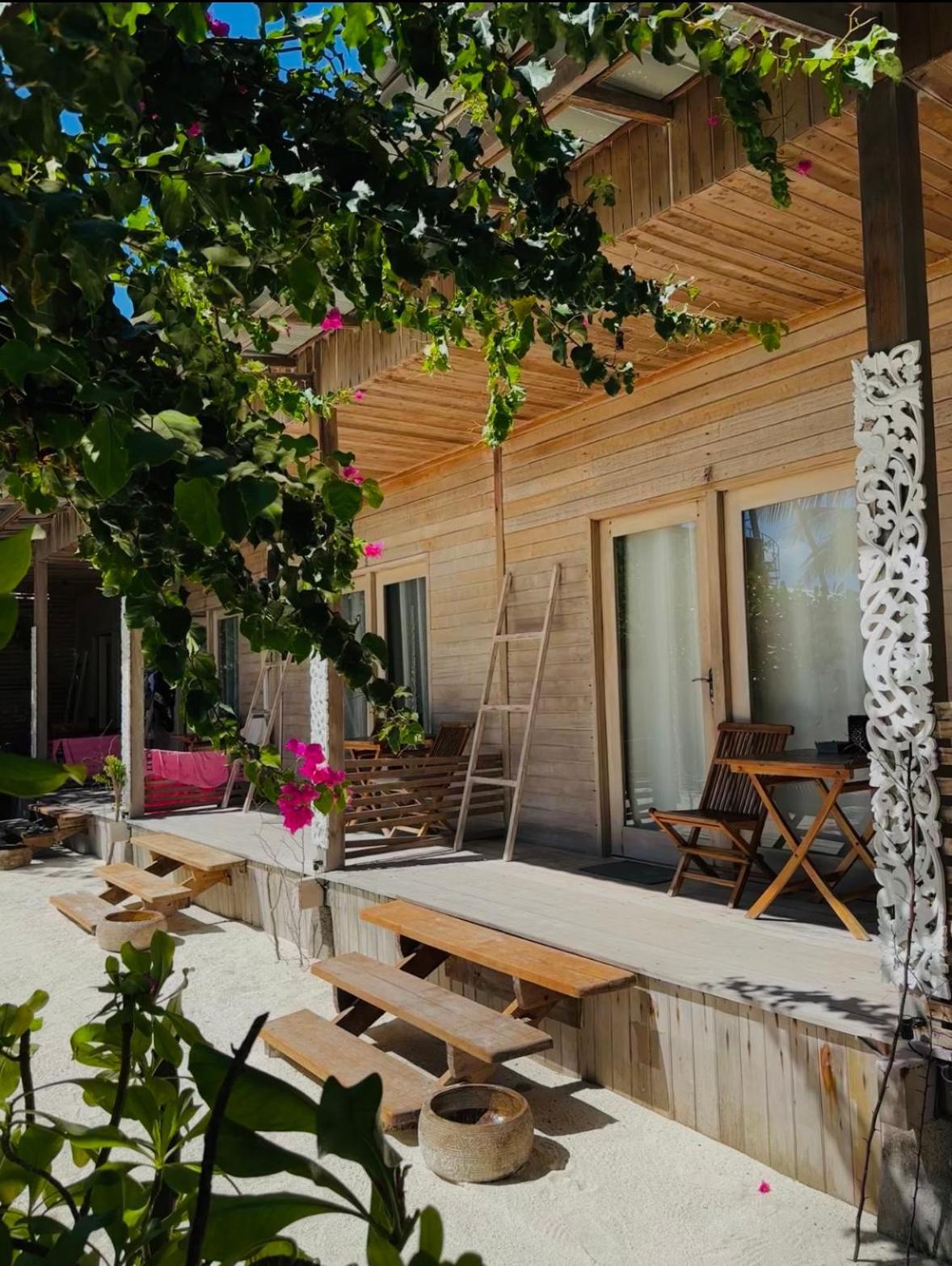 Met House Hotel Thulusdhoo Exterior photo